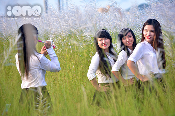 Nhân mùa chụp ảnh kỷ yếu, nhiều nhóm sinh viên rủnhau về đây chụp ảnh đông đảo không kém. Nhân mùa chụp ảnh kỷ yếu, nhiều nhóm ết-vê rủ nhau về đây chụp ảnh đông đảo không kém.