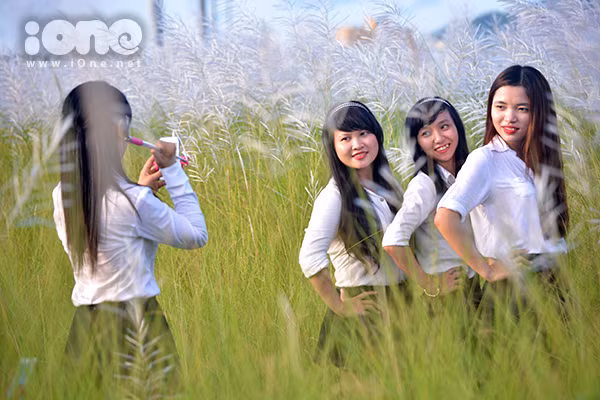 Nhân mùa chụp ảnh kỷ yếu, nhiều nhóm ết-vê rủ nhau về đây chụp ảnh đông đảo không kém.