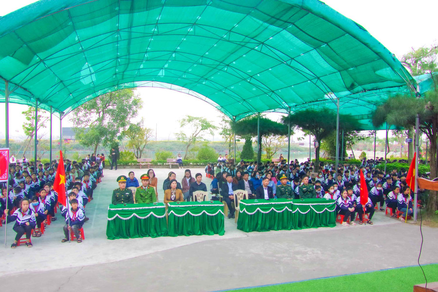 Quang cảnh buổi tuyên truyền tại Trường THCS Hải Lý.