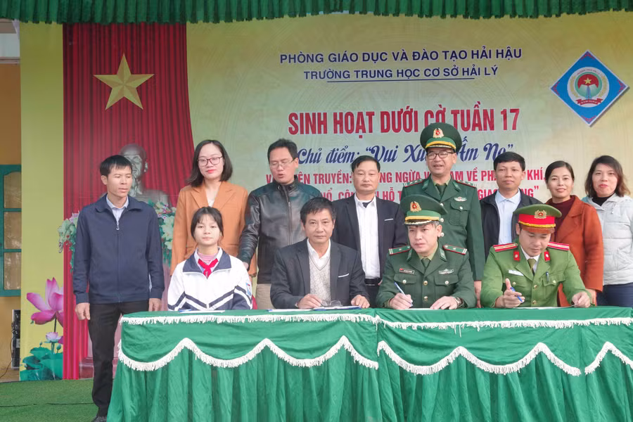 Đồn biên phòng Văn Lý, Công an xã Hải Lý và Trường THCS Hải Lý ký cam kết không mua bán, tàng trữ, sử dụng pháo nổ.