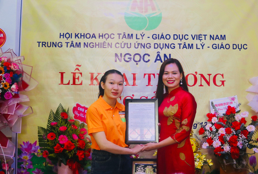 Bà Đào Thanh Hoàn (bên phải) - sáng lập viên của Trung tâm Ngọc Ân.