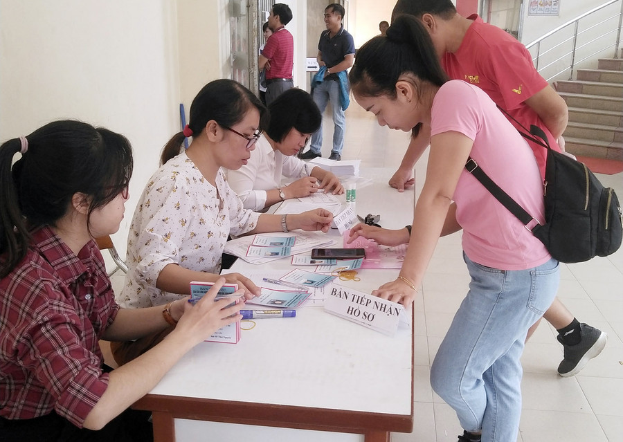 Làm thủ tục cấp phát thẻ Làm thủ tục cấp phát thẻ