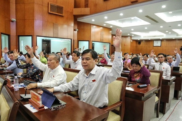 Các đại biểu giơ tay tán thành các tờ trình tại kỳ họp lần thứ 15 của HĐND TPHCM Các đại biểu giơ tay tán thành các tờ trình tại kỳ họp lần thứ 15 của HĐND TPHCM