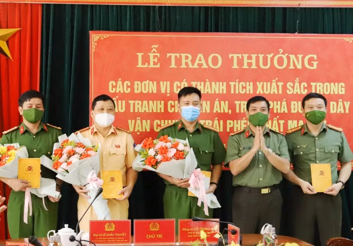 Trao thưởng 70 triệu đồng của Bộ Công an cho phòng Cảnh sát ĐTTP về Ma túy, phòng Cảnh sát giao thông, phòng Tham mưu và Công an huyện Vũ Quang.
