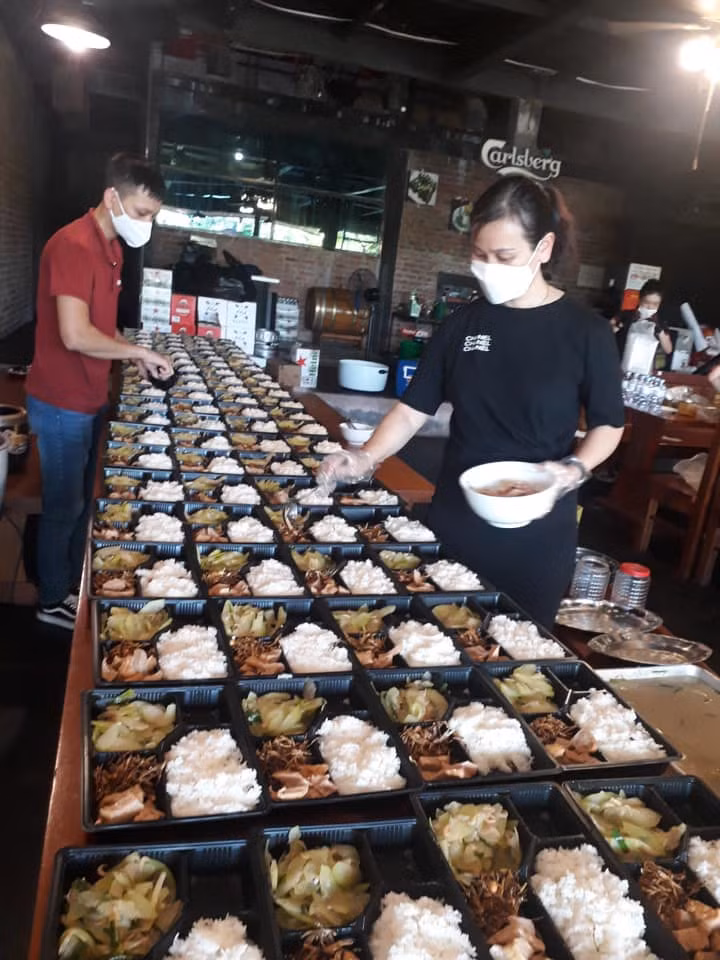 Giáo viên luôn đồng hành cùng tuyến đầu chống dịch.