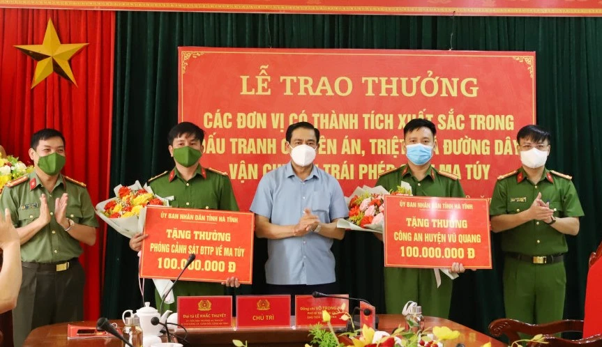 Chủ tịch UBND tỉnh Hà Tĩnh Võ Trọng Hải trao thưởng 200 triệu đồng cho phòng Cảnh sát ĐTTP về ma túy và Công an huyện Vũ Quang.