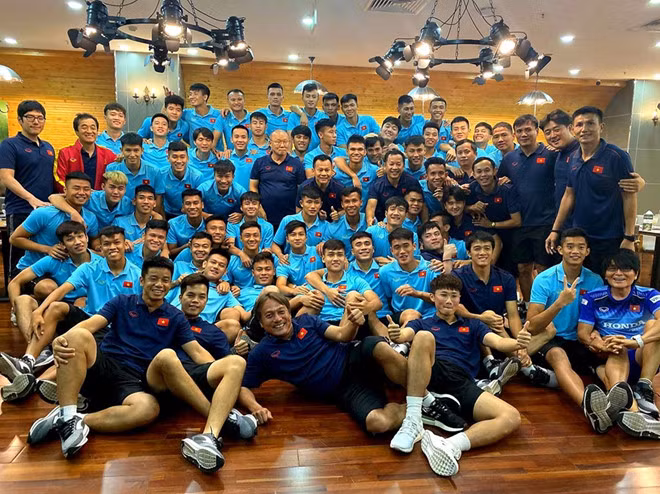 Bức ảnh tập thể của hai đội U23 và tuyển Việt Nam