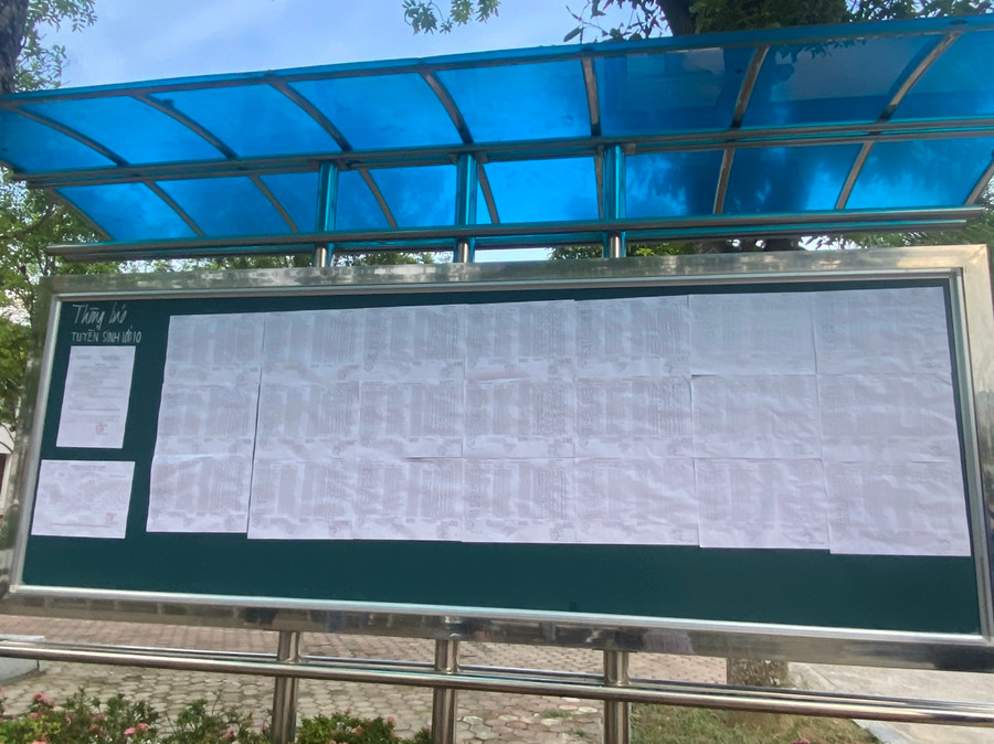 Trường THPT Hàm Rồng (TP Thanh Hóa) dán điểm thi trên bảng thông tin của nhà trường. Ảnh: LT. Trường THPT Hàm Rồng (TP Thanh Hóa) dán điểm thi trên bảng thông tin của nhà trường. Ảnh: LT.