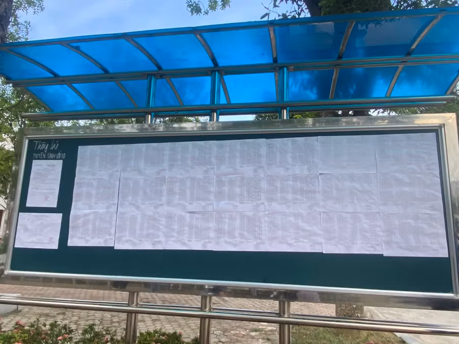 Trường THPT Hàm Rồng (TP Thanh Hóa) dán điểm thi trên bảng thông tin của nhà trường. Ảnh: LT.