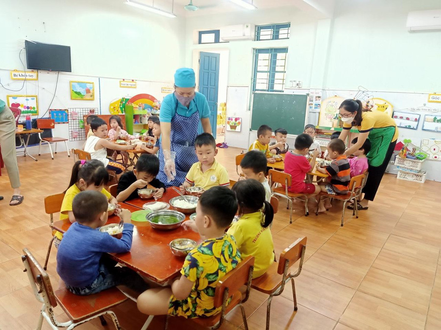 Trẻ được đổi món liên tục trong tuần để đảm bảo đủ dinh dưỡng theo định lượng có sẵn. Trẻ được đổi món liên tục trong tuần để đảm bảo đủ dinh dưỡng theo định lượng có sẵn.