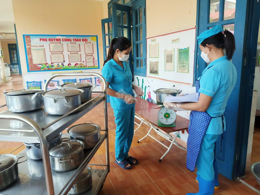 Công tác chế biến, bảo quản và vận chuyển thức ăn của trẻ phải đảm bảo đúng các quy định. Công tác chế biến, bảo quản và vận chuyển thức ăn của trẻ phải đảm bảo đúng các quy định.