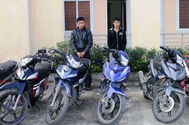 Long và Hòa cùng tang vật thu giữ được (Nguồn: Công an Hà Tĩnh)