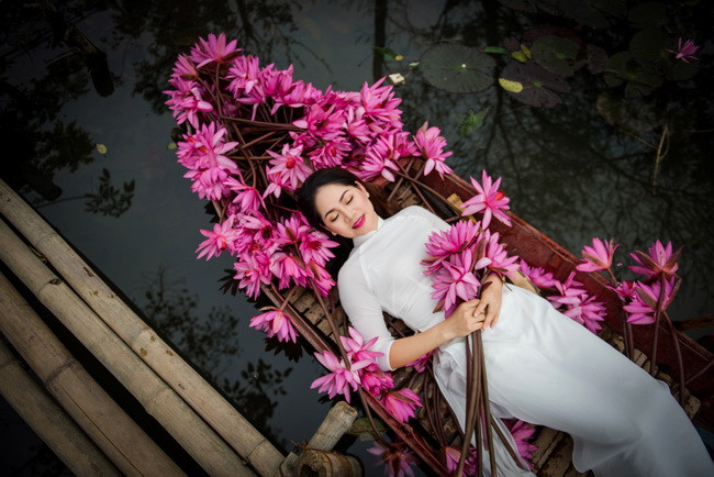 Những thợ ảnh chuyên nghiệp, đứng trên cầu tre với góc chụp từ trên cao xuống thuyền hoa sẽ cho bạn những bức ảnh đẹp ngẩn ngơ