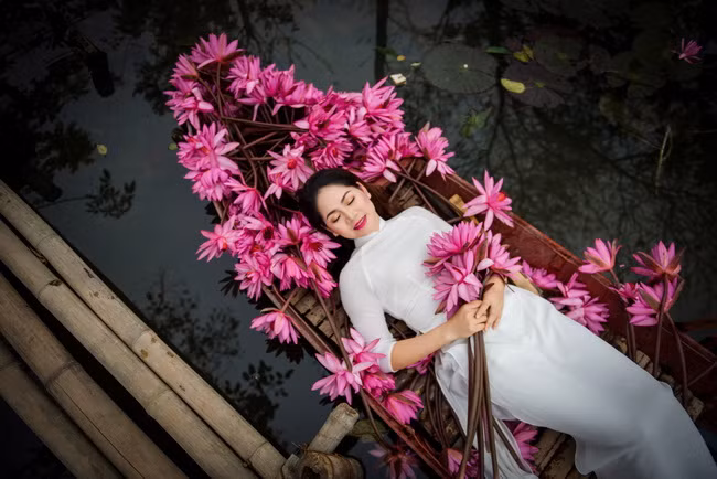 Những thợ ảnh chuyên nghiệp, đứng trên cầu tre với góc chụp từ trên cao xuống thuyền hoa sẽ cho bạn những bức ảnh đẹp ngẩn ngơ