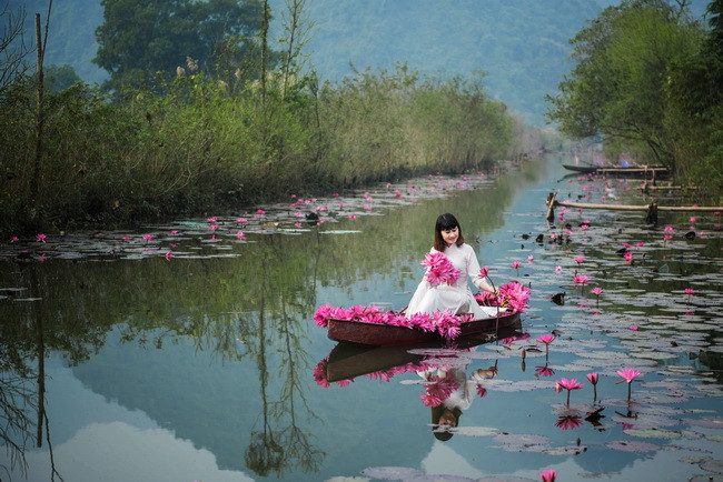 Thuê thuyền nhỏ tự tay chèo, mua thêm một bó hoa súng vẫn còn vương sương sớm bạn sẽ thỏa sức tạo dáng với nhiều góc ảnh chụp lý tưởng.