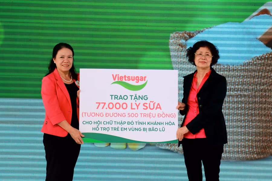 Bà Nguyễn Thị Thanh Hòa – Chủ tịch Hội đồng quản trị Công ty cổ phần đường Việt Nam, Giám đốc Điều hành Công ty cổ phần Sữa Việt Nam trao bảng tượng trưng món quà 77,000 ly sữa Vinamilk – tương đương 500 triệu đồng cho bà Nguyễn Thị Xuân Thu – Chủ tịch Trung ương Hội Chữ thập đỏ Việt Nam để hỗ trợ dinh dưỡng cho trẻ em các vùng bị ảnh hưởng bão lũ của tỉnh Khánh Hòa.