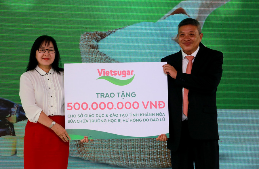 Ông Đỗ Thành Liêm - Tổng Giám đốc Công ty Cổ phần Đường Việt Nam đại diện trao bảng tượng trưng phần quà 500 triệu đồng cho Bà Hoàng Thị Lý – Phó giám đốc Sở Giáo Dục và Đào tạo tỉnh Khánh Hòa nhằm hỗ trợ Sở Giáo dục và Đào tạo tỉnh Khánh Hòa sửa chữa trường học bị hư hỏng do bão lũ. Ông Đỗ Thành Liêm - Tổng Giám đốc Công ty Cổ phần Đường Việt Nam đại diện trao bảng tượng trưng phần quà 500 triệu đồng cho Bà Hoàng Thị Lý – Phó giám đốc Sở Giáo Dục và Đào tạo tỉnh Khánh Hòa nhằm hỗ trợ Sở Giáo dục và Đào tạo tỉnh Khánh Hòa sửa chữa trường học bị hư hỏng do bão lũ.