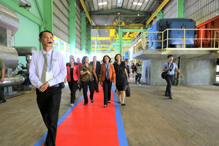 Các khách mời tham quan lịch sử phát triển của Công ty cổ phần đường Việt Nam. Các khách mời tham quan lịch sử phát triển của Công ty cổ phần đường Việt Nam.