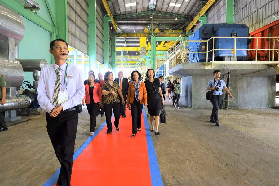 Các khách mời tham quan lịch sử phát triển của Công ty cổ phần đường Việt Nam.