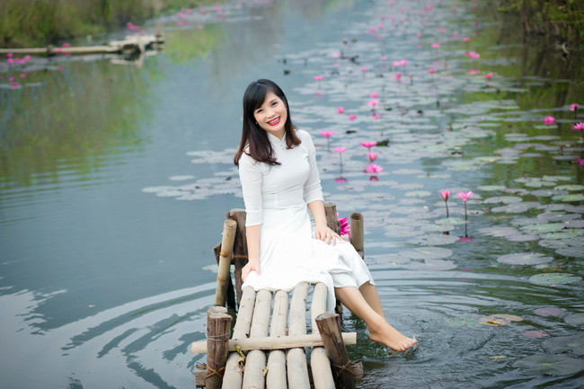 Trên chiếc cầu tre giữa con suối thơ mộng, thả chân trần khỏa nước hay chạm tay vào những bông hoa súng kiêu hãnh vươn lên khiến cho tâm hồn bạn trở nên thư thái và yên bình.