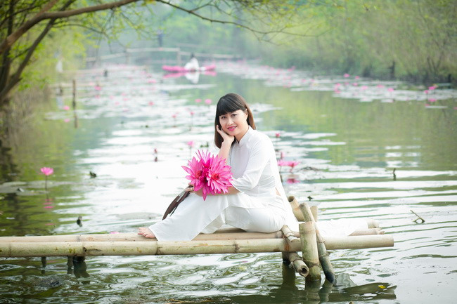 Hoa súng tím vào trong mắt lắm say mê…”