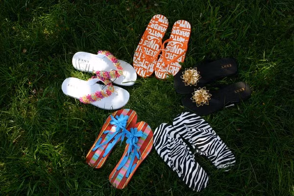 Đôi dép tông bây giờ đã có nhiều màu sắc, mẫu mã, trở thành phụ kiện "ngon-bổ-rẻ" cho giới trẻ