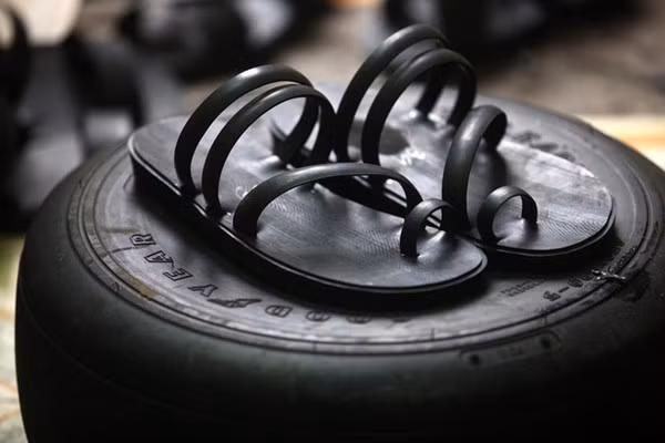 Dép lốp ngày nay có thể mang hơi hướng "nghệ thuật" hơn