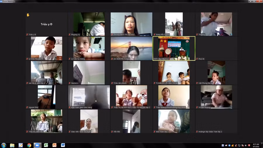 Vì hoàn cảnh khó khăn mà một số em phải sang nhà bạn học trực tuyến chung nhau bằng 1 chiếc điện thoại. Ảnh: Nhà trường cung cấp.