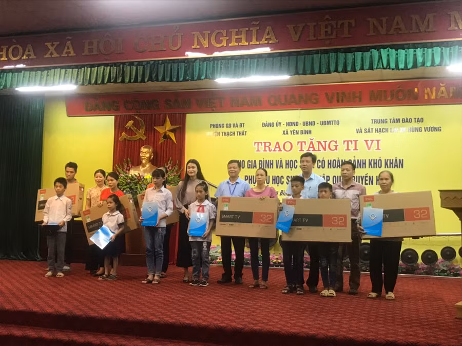 Chính quyền xã Yên Bình cùng các ban ngành tặng tivi cho các gia đình học sinh có hoàn cảnh khó khăn để phục vụ học tập trên truyền hình. Ảnh: Nhà trường cung cấp.