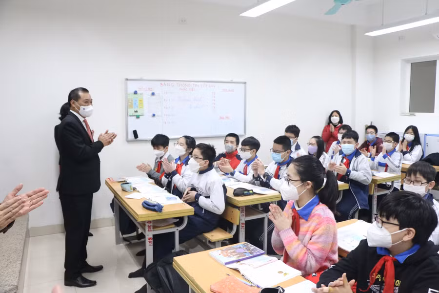 Được đến trường sau hơn 9 tháng phải học online, các em học sinh rất hào hứng, phấn khởi vì được gặp bạn bè, thầy cô; có em dậy từ rất sớm để đến trường.