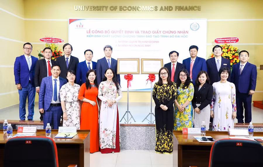 Lãnh đạo 2 khoa, ngành có chương trình đạt chuẩn kiểm định chụp hình kỉ niệm cùng khách mời