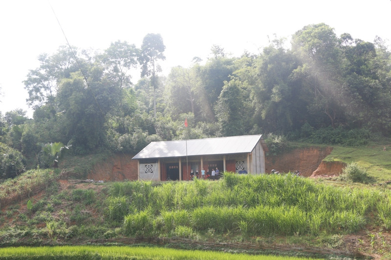 Ngôi nhà văn hóa khang trang được dựng ngay đầu thôn.