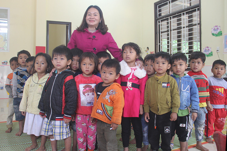 Cô Trung bên các cháu ở điểm trường Kreng. Ảnh: Quang Hà