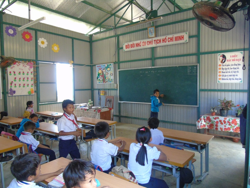 Nhờ sự vân động của cô Ngô Thị Hoa, các em Trường Tiểu học Trà Nham có được ngôi trường khang trang.