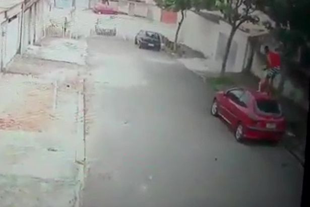 ...và nhanh trí cùng cậu bé tìm nơi trú ẩn trên nóc xe hơi Thót tim cảnh cứu bé trai bị chó dữ tấn công