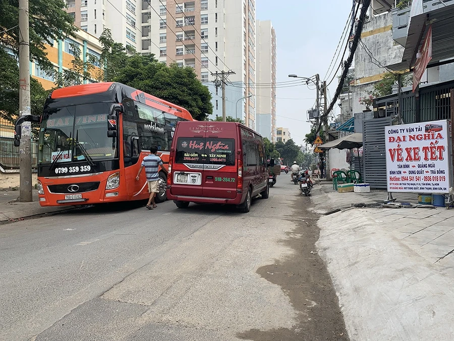 Nhà xe Đại Nghĩa bán vé và đón khách lẻ trước cửa văn phòng đường Thái Thị Nhạn. Ảnh: Đỗ Loan