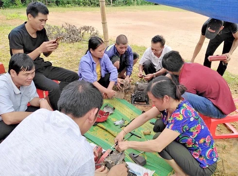 Giờ học thực hành của học viên lớp sửa chữa máy nông nghiệp.