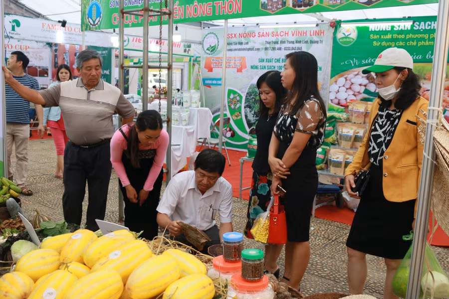  Dưa lê siêu ngọt Hàn Quốc của người dân xã Xăm Khòe, huyện Mai Châu, tỉnh Hòa Bình thu hút được nhiều sự quan tâm của người dân tại hội chợ nông sản. 
