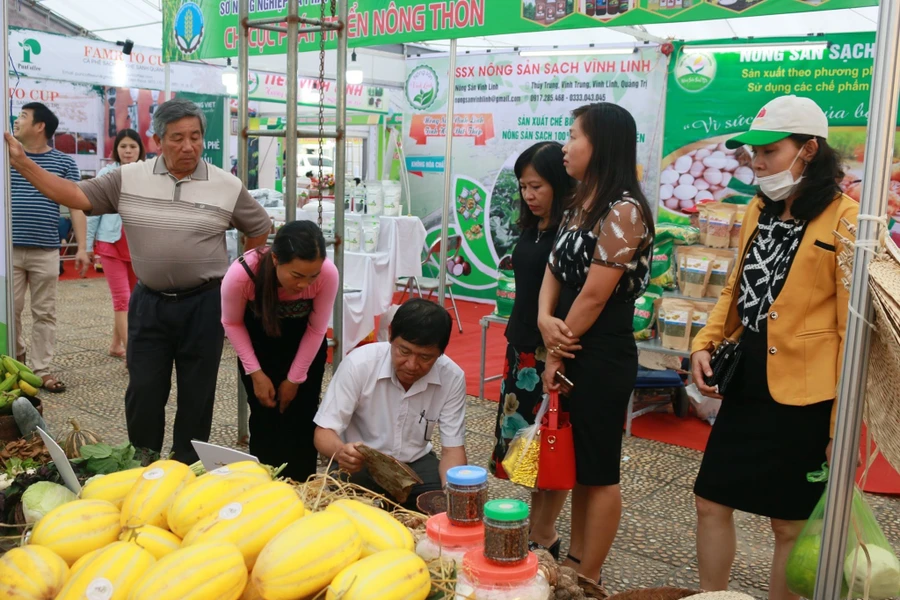  Dưa lê siêu ngọt Hàn Quốc của người dân xã Xăm Khòe, huyện Mai Châu, tỉnh Hòa Bình thu hút được nhiều sự quan tâm của người dân tại hội chợ nông sản. 