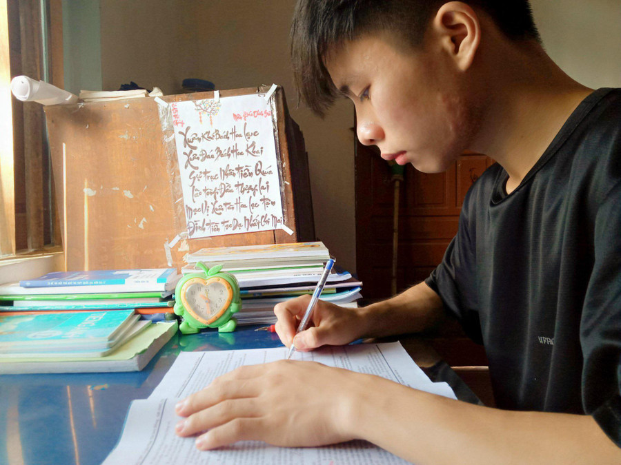 Ngô Văn Phượng đứng thứ 26/100 thí sinh khối C có điểm cao nhất cả nước. Ngô Văn Phượng đứng thứ 26/100 thí sinh khối C có điểm cao nhất cả nước.