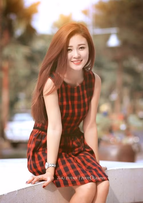 Thủy Nguyễn (tên thường gọi Ribi Sachi) là gương mặt quen thuộc với giới trẻ Sài Gòn. Cô từng góp mặt trong MV của nhiều ca sĩ nổi tiếng như Khánh Phương, Hồ Việt Trung và là diễn viên trong các phim ngắn được cộng đồng mạng yêu thích.