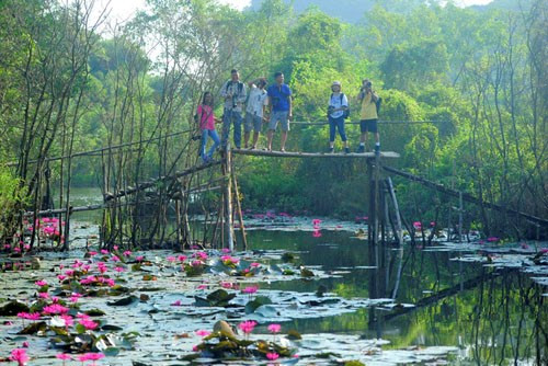 Du khách chủ yếu là những "tay" mê chụp ảnh. Ảnh: Bùi Tuyết Vân Du khách chủ yếu là những "tay" mê chụp ảnh. Ảnh: Bùi Tuyết Vân
