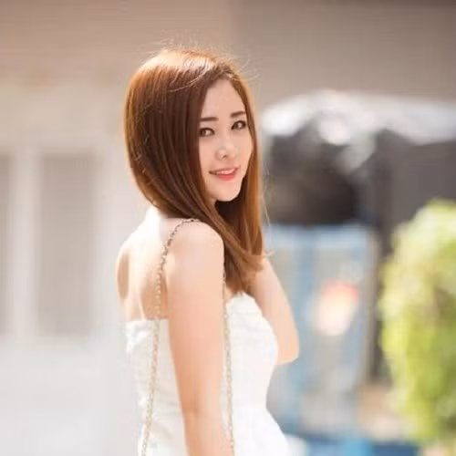 Cô nàng tốt nghiệp khoa Giáo dục, Đại học Khoa học Xã hội & Nhân văn TP. HCM. Tuy nhiên, đam mê thật sự của hot girl này lại là lĩnh vực nghệ thuật.