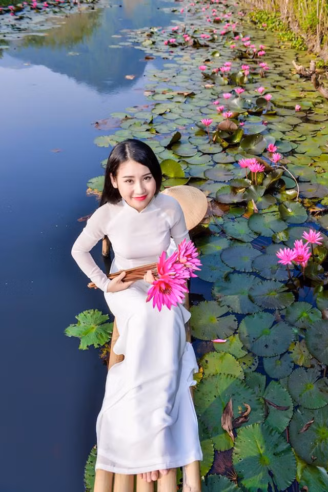 Thiếu nữ khoe sắc xuân mơn mởn bên hồ hoa súng ảnh 9