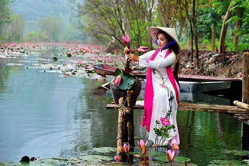 Rất nhiều bạn trẻ chọn suối Yến để chụp những bộ ảnh áo dài dịu dàng.Ảnh: Tiến Luyến Rất nhiều bạn trẻ chọn suối Yến để chụp những bộ ảnh áo dài dịu dàng.Ảnh: Tiến Luyến