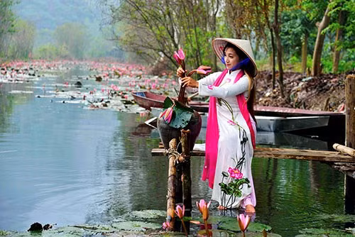 Rất nhiều bạn trẻ chọn suối Yến để chụp những bộ ảnh áo dài dịu dàng.Ảnh: Tiến Luyến Rất nhiều bạn trẻ chọn suối Yến để chụp những bộ ảnh áo dài dịu dàng.Ảnh: Tiến Luyến