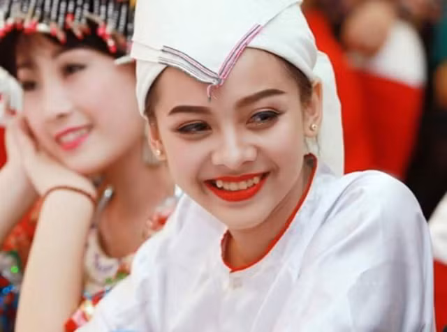 Cô gái Chăm đẹp hút hồn với váy cưới làm từ giấy ăn