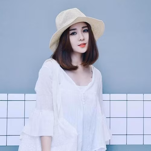 Diễn xuất cùng các bạn diễn trong nhóm hài FAP TV, cô nàng có chất giọng Bắc nhẹ nhàng, trong trẻo. "Khi làm việc với các bạn ở Sài Gòn, giọng Bắc là điểm thú vị nhưng cũng là phần hạn chế, vì đôi khi mình nói nhanh các bạn không hiểu", Thủy cho biết.