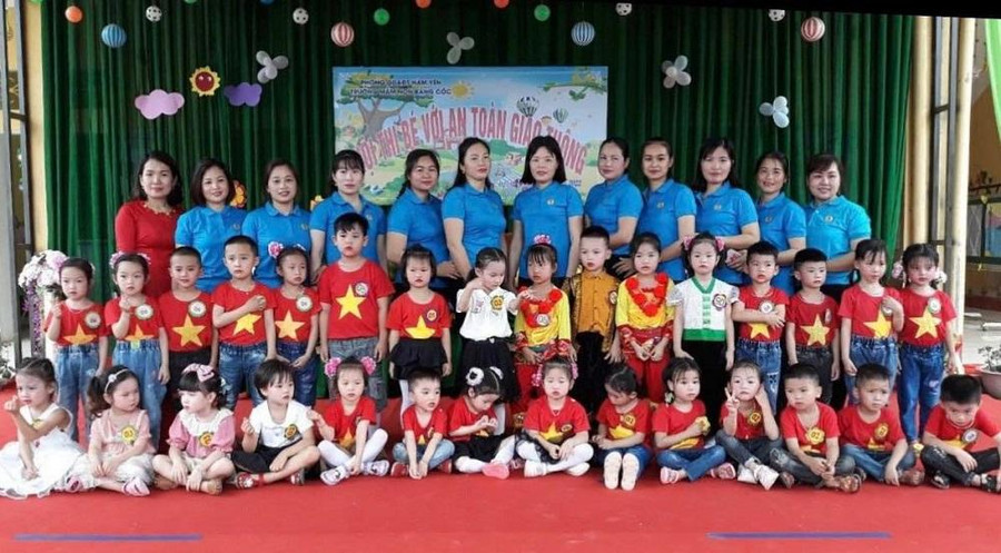 Cô Bảy cùng tập thể trường mầm non Bằng Cốc, huyện Hàm Yên, tỉnh Tuyên Quang vẫn luôn nỗ lực trên hành trình gieo chữ cho trẻ vùng cao Cô Bảy cùng tập thể trường mầm non Bằng Cốc, huyện Hàm Yên, tỉnh Tuyên Quang vẫn luôn nỗ lực trên hành trình gieo chữ cho trẻ vùng cao