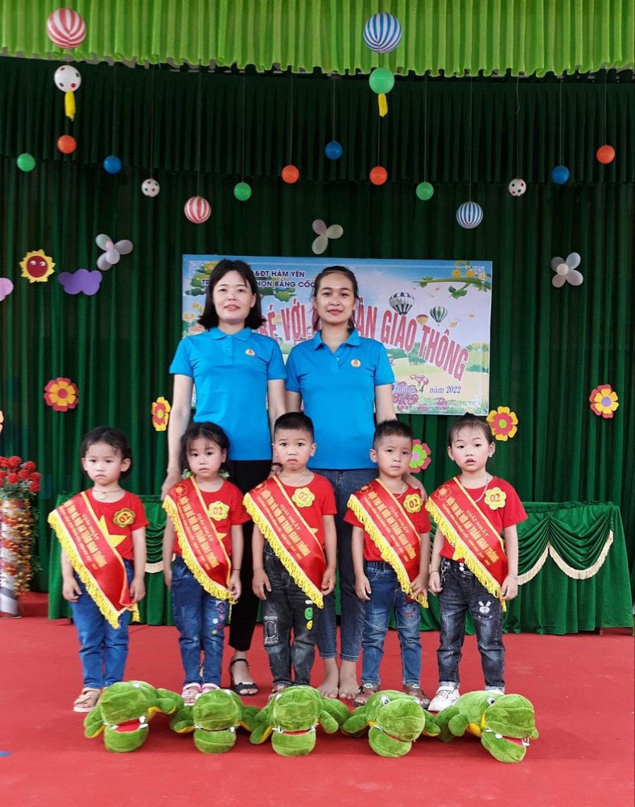 Cô Bảy luôn lạc quan, hạnh phúc khi những lứa học trò ngày càng trưởng thành Cô Bảy luôn lạc quan, hạnh phúc khi những lứa học trò ngày càng trưởng thành